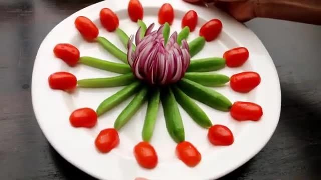 ویدیو آموزشی نحوه طراحی سالاد با گوجه خیار و پیازی را در چند دقیقه ببینید