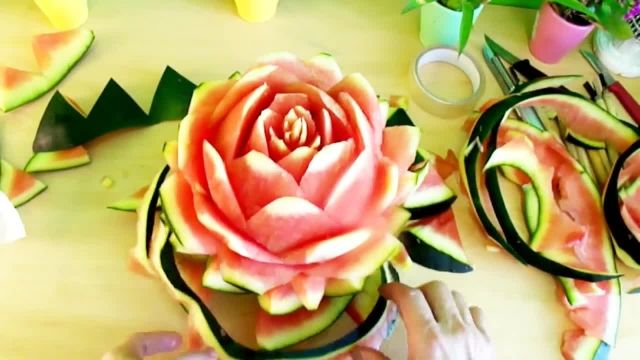 آموزش تزئئین هنری هندوانه به شکل گل برای شب یلدا