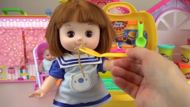 کارتون عروسک بازی دختر کوچولو - عروسک کوچولو و غذاهای رنگارنگ
