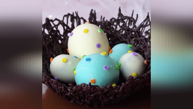 ویدیو آموزشی ترفندهای طراحی کیک رنگارنگ را در چند دقیقه ببینید