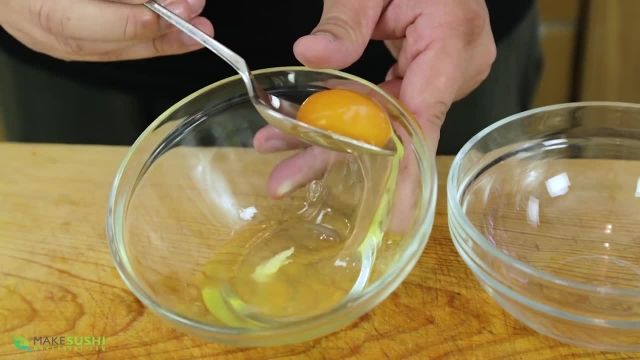 آموزش 10 ترفند برای جدا کردن زرده و سفیده تخم مرغ