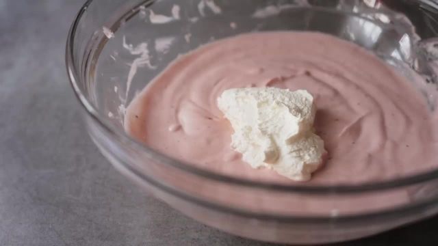 ویدیو آموزشی نحوه تهیه دسر کیک پنیر توت فرنگی را در چند دقیقه ببینید