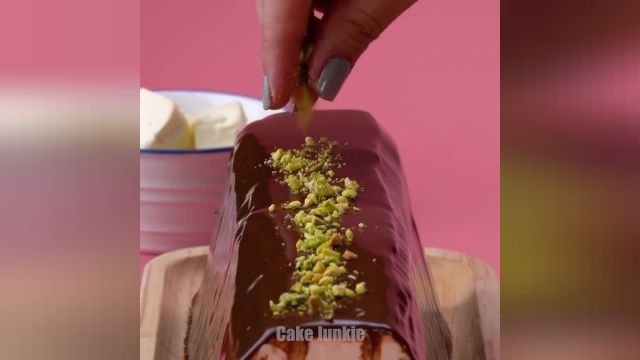ویدیو آموزشی نحوه تهیه کیک شکلاتی با روکش توت فرنگی را در چند دقیقه ببینید