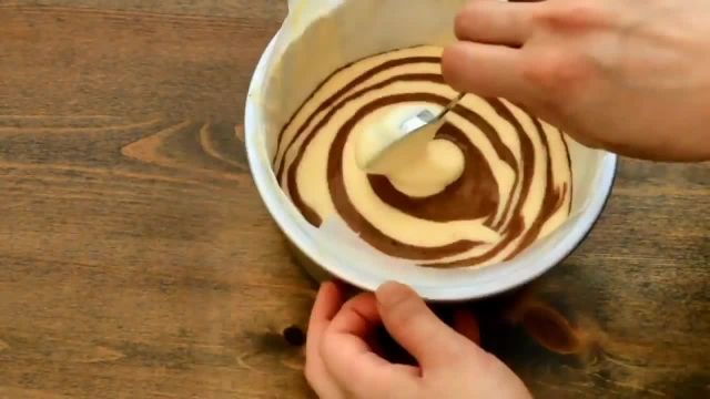 ویدیو آموزشی نحوه تهیه کیک زبرا را در چند دقیقه ببینید