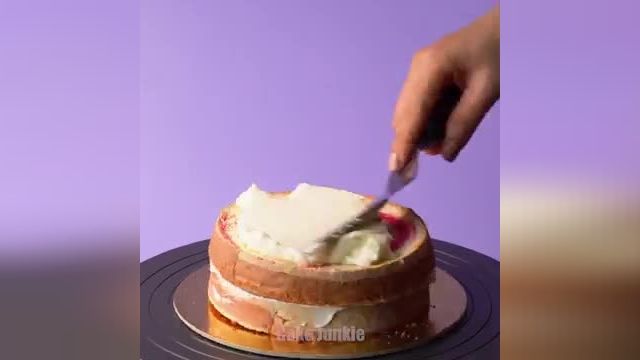 ویدیو آموزشی ترفند های طراحی کیک خانگی مخصوص روز ولنتاین را در چند دقیقه ببینید