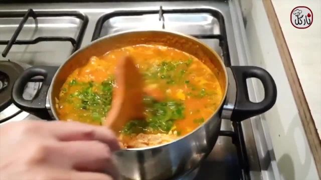 ویدیو آموزشی دستور پخت سوپ مرغ و رشته فرنگی خوشمزه را در چند دقیقه ببینید 
