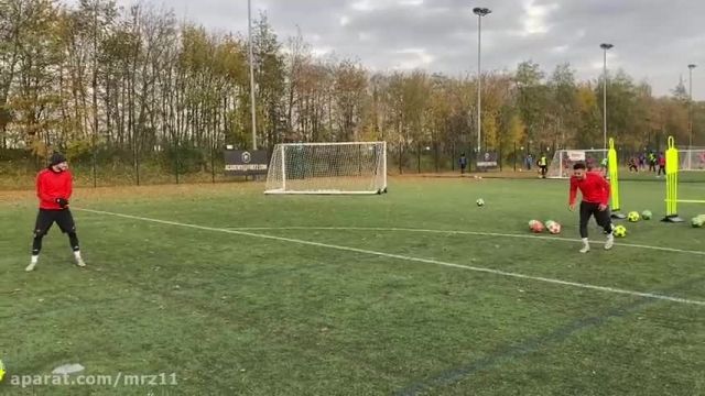 دانلود ویدئو چالش جذاب فوتبالی گل زدن به روش سر خوردن روی توپ