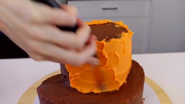 ویدیو آموزشی نحوه ساخت کیک خامه ای با دیزاین کامیون را در چند دقیقه ببینید
