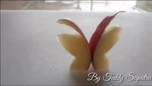 تزیین سیب به شکل پروانه برای شب یلدا