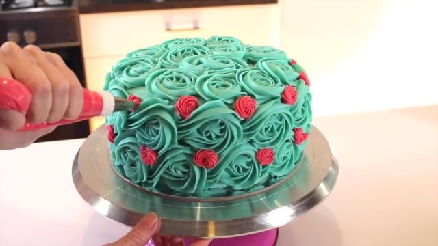 ویدیو آموزشی نحوه ساخت و دیزاین کیک گل های ابی را در چند دقیقه ببینید