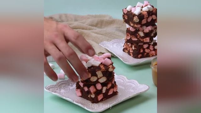 ویدیو آموزشی نحوه طراحی کیک شکلاتی ساده را در چند دقیقه ببینید