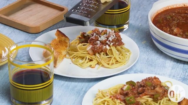 طرز تهیه یک اسپاگتی خوشمزه با سس لازانیا