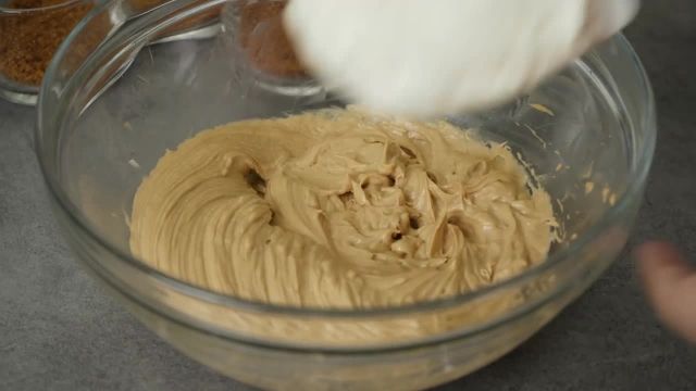 ویدیو آموزشی نحوه تهیه چیز کیک لیوانی در خانه را در چند دقیقه ببینید