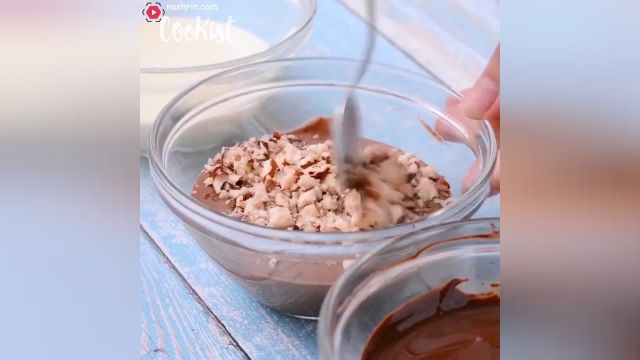 آموزش ویدیویی روش درست کردن بستنی قیفی خانگی با موز یخ زده