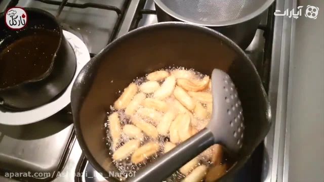ویدیو آموزشی نحوه تهیه شیرینی بامیه را در چند دقیقه ببینید 