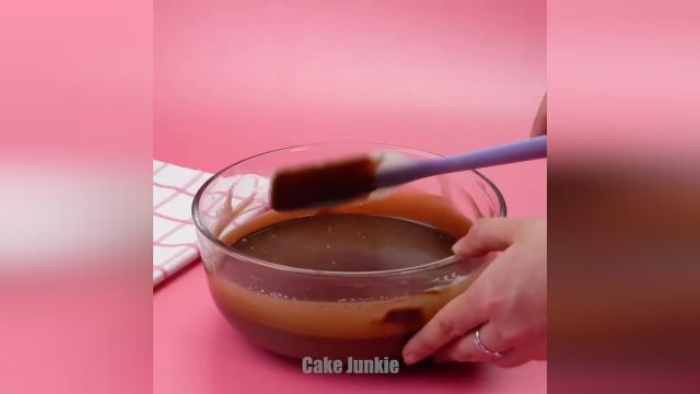 ویدیو آموزشی نحوه تهیه کیک شکلاتی کیت کت را در چند دقیقه ببینید