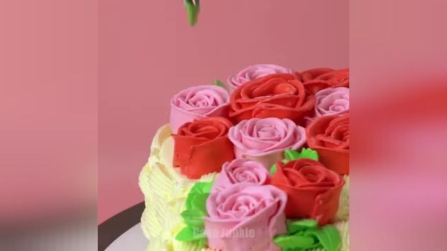 ویدیو آموزشی نحوه طراحی کیک رنگین کمانی را در چند دقیقه ببینید
