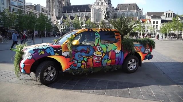 کلیپ جذاب از اسپری کردن ماشین برای نقاشی در یک ویدیو