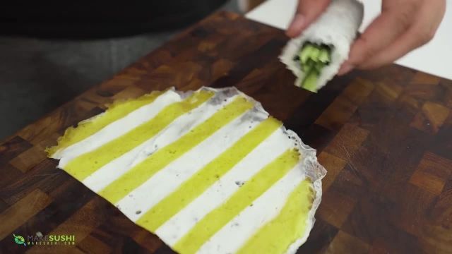 آموزش ویدیویی روش درست کردن سوشی با رول تخم مرغی