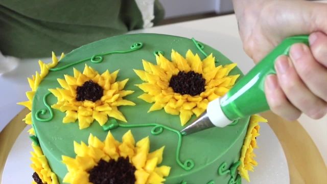 ویدیو آموزشی نحوه تهیه کیک به شکل افتابگردان را در چند دقیقه ببینید