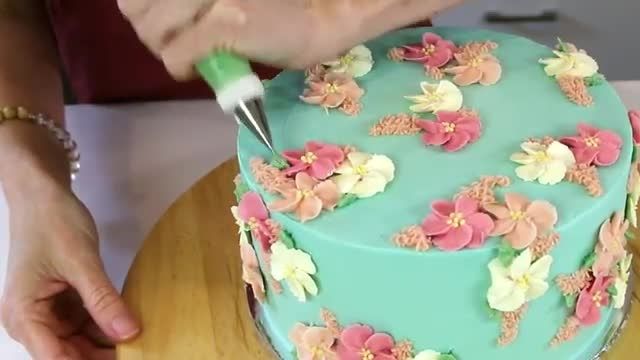 ویدیو آموزشی نحوه طراحی کیک با گل های شکوفه ای را در چند دقیقه ببینید