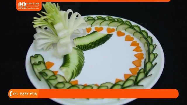 تزیین ظرف سالاد با سبزیجات به شکل قو
