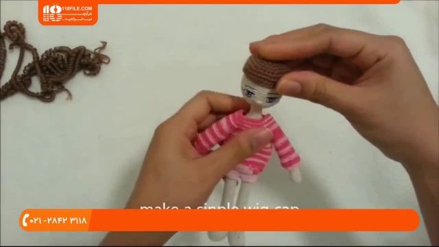 روش فر دار کردن نخ کاموا برای دوخت مو عروسک بافتنی 