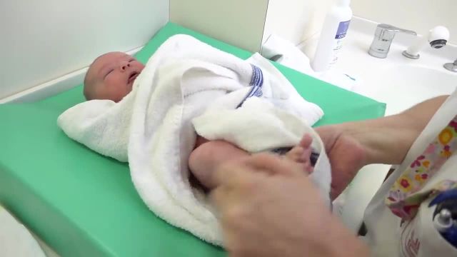 آموزش ویدیویی نحوه صحیح شستن مو و بدن نوزاد