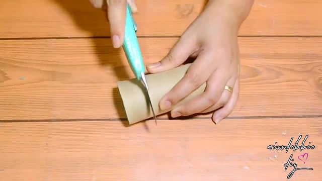 آموزش تصویری ساخت 6 کاردستی باحال با کارتن رول‌های دستمال کاغذی برای کودکان !