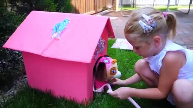 کارتون ناستیا و بابایی جدید - ناستیا و ساختن خانه جدید برای عروسک های سگ !