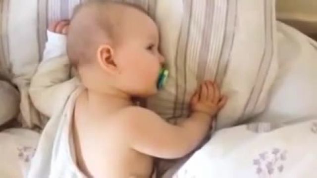 ویدیو آرامشبخش نوازش بسیار زیبا نوزاد !