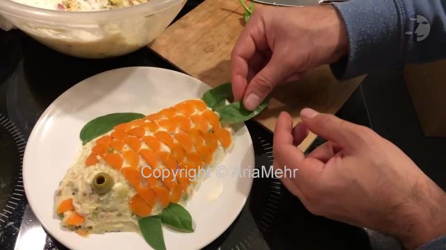 آموزش درست کردن سالاد الویه با تزئین ماهی 