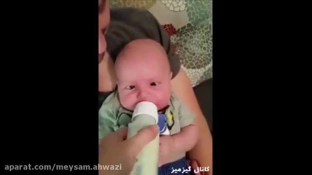کلیپ بسیار بامزه از لحظه شیر خوردن نوزاد - چرا چشمهاشو اینطوری میکنه ؟