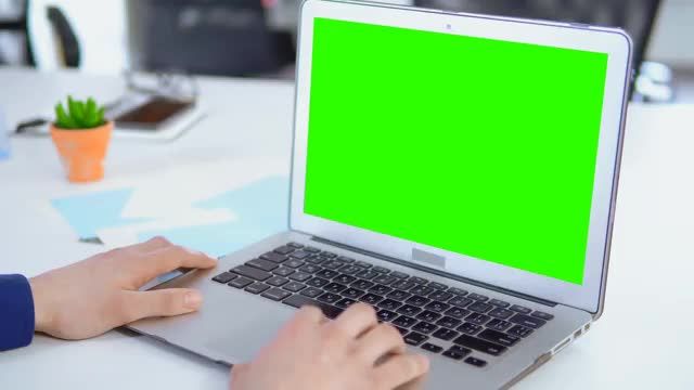 پرده سبز لب تاپ