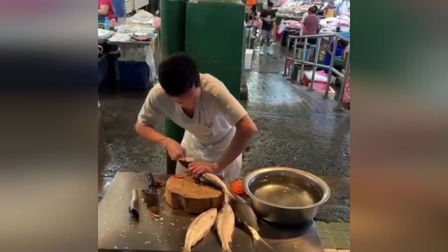 کلیپ بسیار دیدنی پاک کردن ماهی سریع در شرق آسیا !