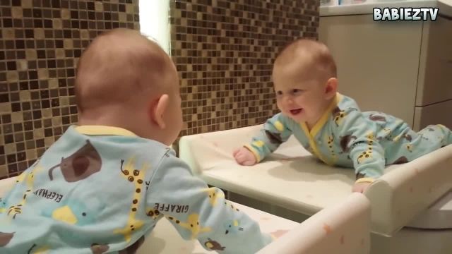کلیپ بسیار زیبا عکس العمل خنده دار بچه درمقابل آینه !