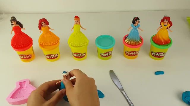 کلیپ جالب بازی با عروسک های دخترانه و ساخت لباس با خمیر بازی !