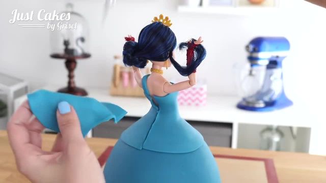 فیلم اموزشی درست کردن و تزئین و  دو مدل کیک عروسک باربی با ایده های جذاب