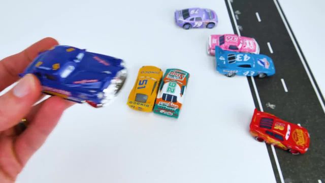 آموزش تصویری رنگ ها با کامیون های رنگی به زبان انگلیسی برای کودکان