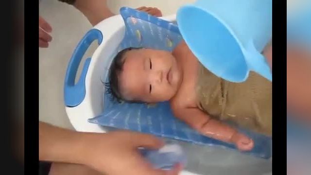 آموزش تصویری روش صحیح حمام کردن نوزاد در منزل !