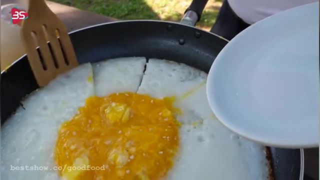 دستور پخت نیمرو با تخم شترمرغ متفاوت و خوشمزه