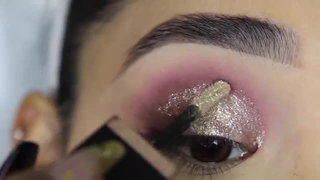 آموزش آرایش چشم - میکاپ اکلیلی طلایی فوق العاده درخشان چشم ها با هاله صورتی