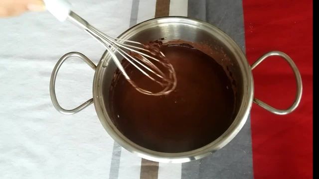 طرز تهیه سس شکلاتی با پودر کاکائو و شیر به روش قنادی