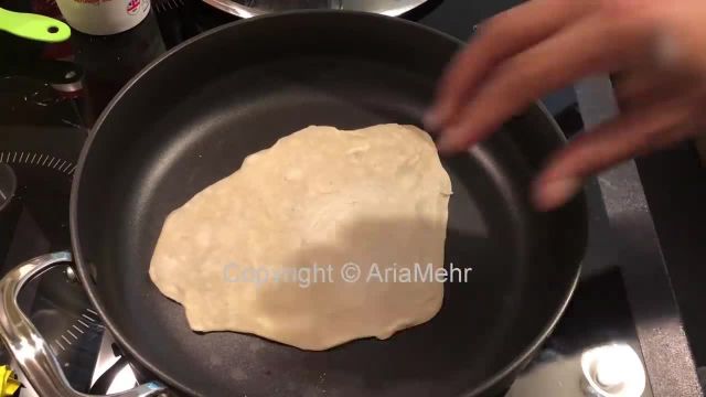 فیلم آموزش درست کردن نان لواش ( بدون نیاز به تنور پخت در خانه با روشی ساده )