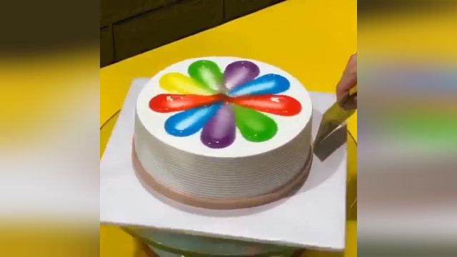 آموزش طرز تزیین کیک تولد با بریلو رنگی با روشی ساده در خانه 