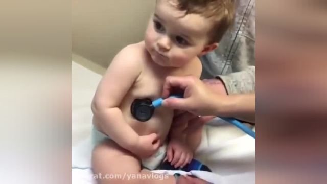 کلیپ بسیار زیبا و دیدنی واکنش نوزاد بامزه به دکتر !