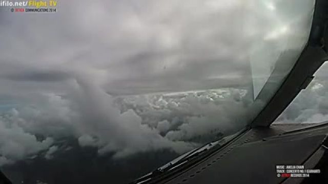 منظره رویایی آسمان ابری از هواپیمای درحال فرود_HD