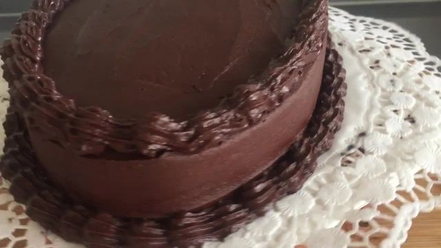 طرز تهیه کیک کاکائویی تولد و خامه شکلاتی برای تزئین