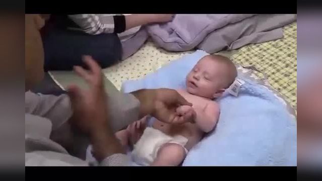 آموزش تصویری ماساژ دادن دست و بازوی نوزاد !