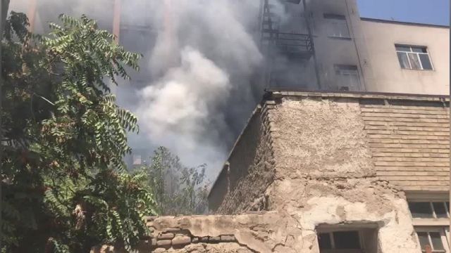 نجات 20 نفر از دل آتش در یک انبار کالا در خیابان ملت‌ | ویدیو 